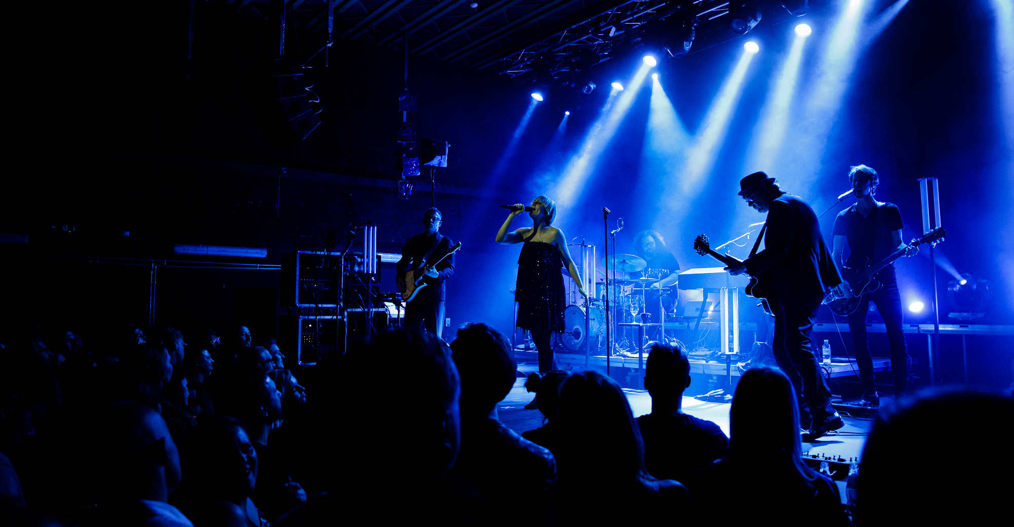 Hooverphonic-Fleda-Paveska-2021-12-JU6A6596-small.jpg